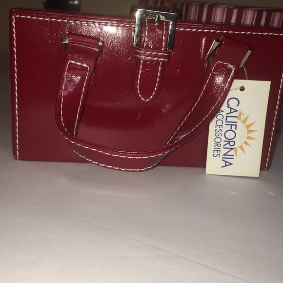 California Accessories Travel Compact w/ Mirror - Picture 3 of 7